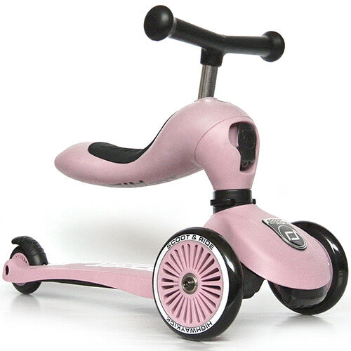 Een roze Scoot & Ride Highwaykick 1 2-in-1 loopfiets in loopfietsmodus.
