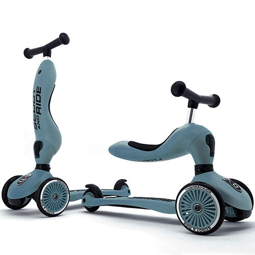 Twee Scoot & Ride Highwaykick 1 2-in-1 steps in staalblauw, één als step en één als loopfiets.