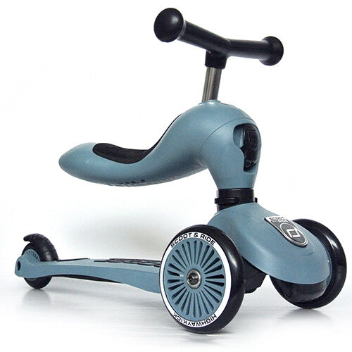 Een staalblauwe Scoot & Ride Highwaykick 1 2-in-1 loopfiets en step in loopfietsmodus.