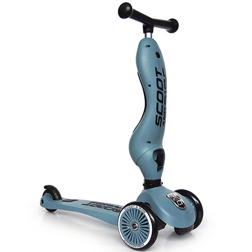 Een staalblauwe Scoot & Ride Highwaykick 1 2-in-1 loopfiets en step in stepmodus.