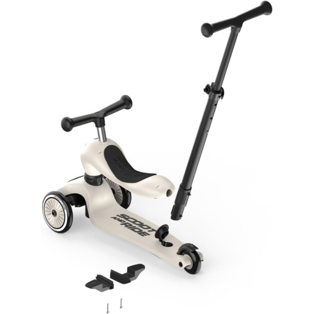 De beige Scoot & Ride 2-in-1 loopfiets en losse onderdelen voor de step-configuratie.