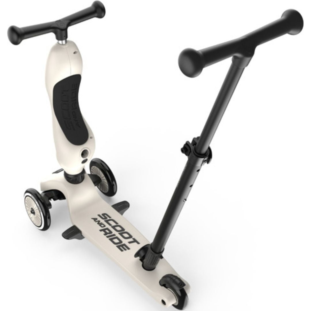 De beige Scoot & Ride 2-in-1 loopfiets en de losse step-stang ernaast.