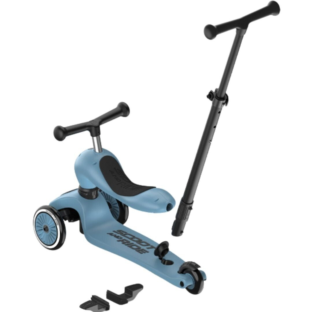 De blauwe Scoot & Ride 2-in-1 loopfiets met de losse stepstang ernaast.