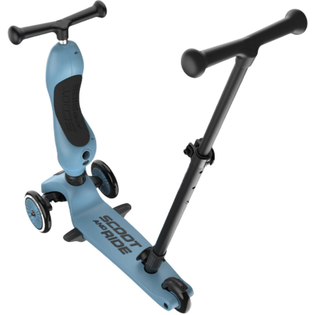 De blauwe Scoot & Ride 2-in-1 step met de losse loopfietszitting ernaast.