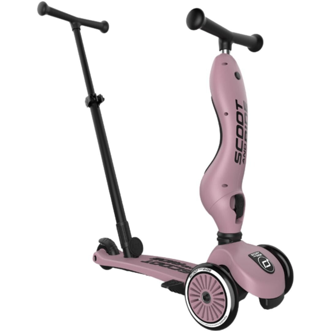 De roze Scoot & Ride 2-in-1 step in staande modus, op een witte achtergrond.