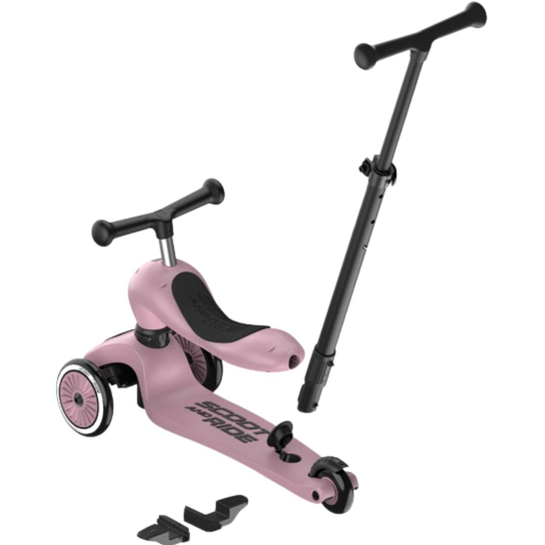 De roze Scoot & Ride 2-in-1 loopfiets in zitstand, met losse stang en voetsteunen, op een witte achtergrond.
