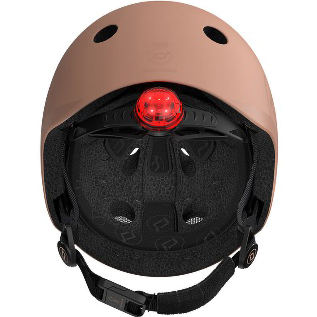 Binnenkant van de Scoot & Ride kinderhelm in beige kleur, van achteren gezien met het rode achterlicht.