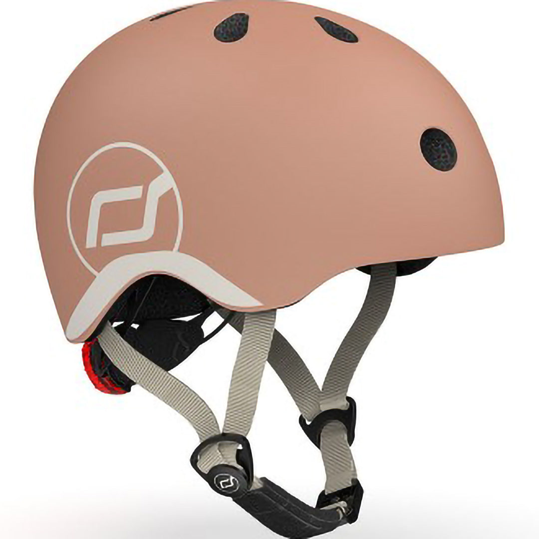 Scoot & Ride kinderhelm in beige kleur, schuin van voren gezien, met logo en rood achterlicht.