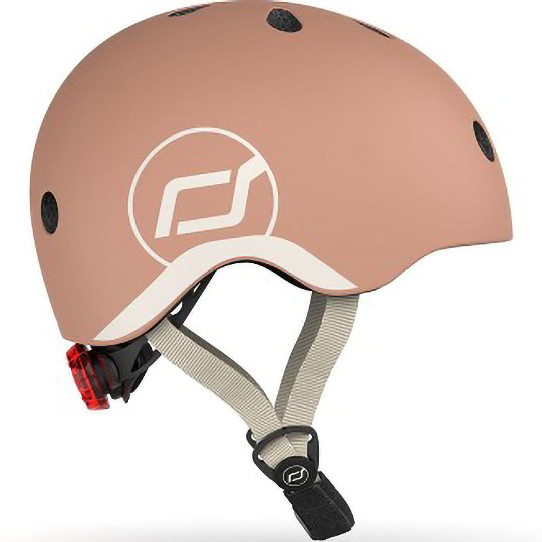 Scoot & Ride kinderhelm in beige kleur, schuin van rechts gezien, met logo en rood achterlicht.
