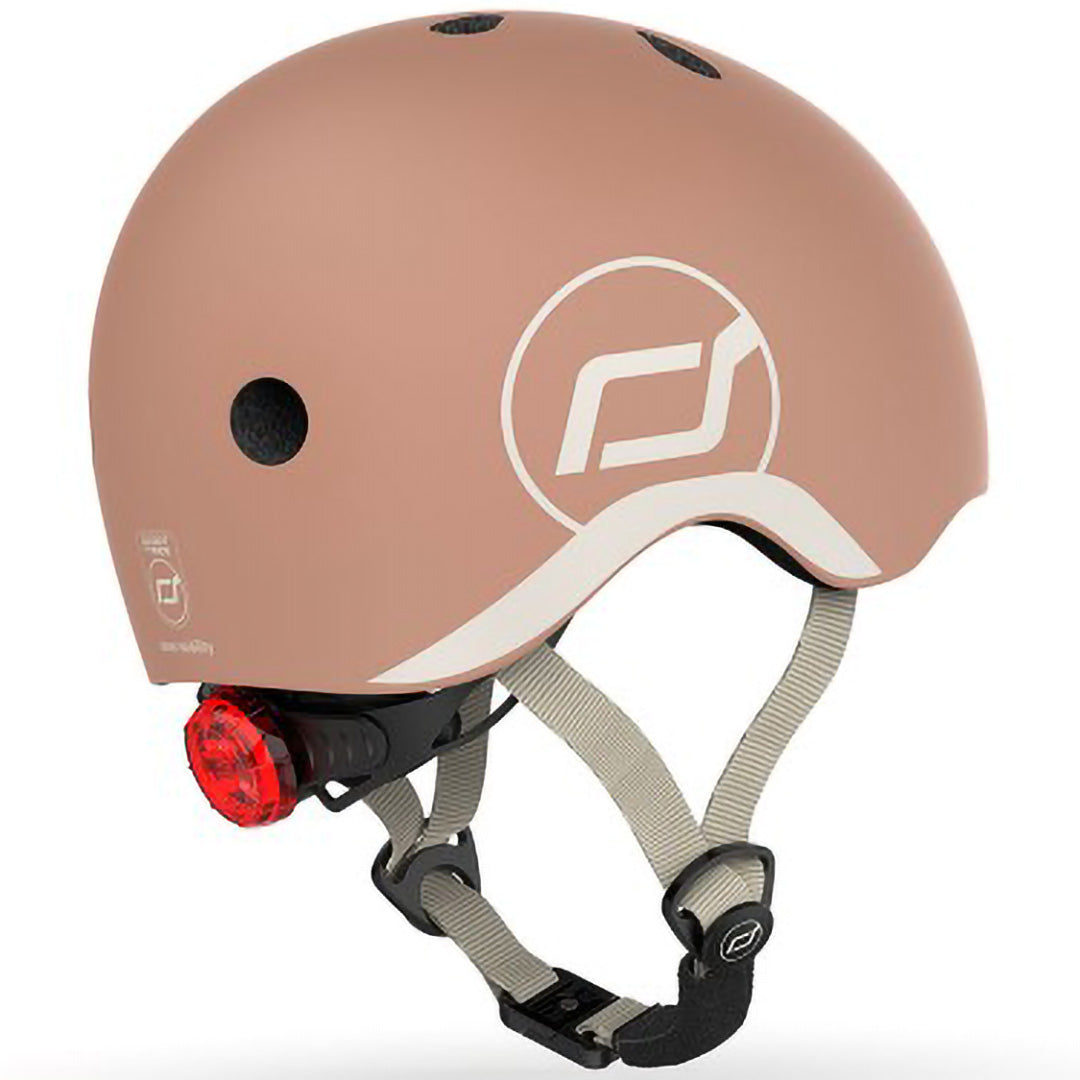 Scoot & Ride kinderhelm in beige kleur, schuin van de zijkant gezien, met logo en rood achterlicht.