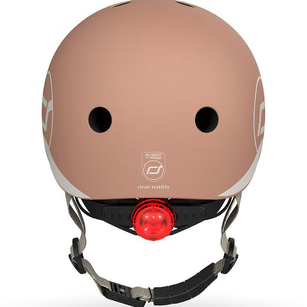 Achterkant van de Scoot & Ride kinderhelm in beige kleur met rood achterlicht en logo.