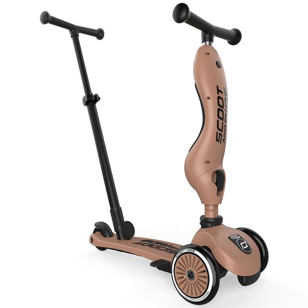 Een Scoot & Ride 2-in-1 step in mocha mousse kleur, schuin van voren gefotografeerd.