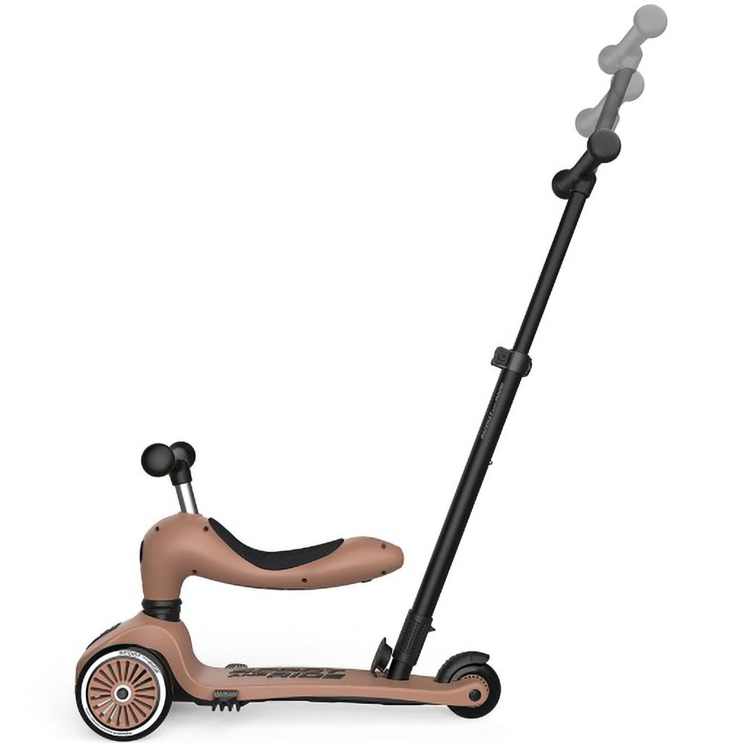 Een Scoot & Ride 2-in-1 loopfiets in mocha mousse kleur met een uitgeschoven duwstang, van de zijkant gefotografeerd.