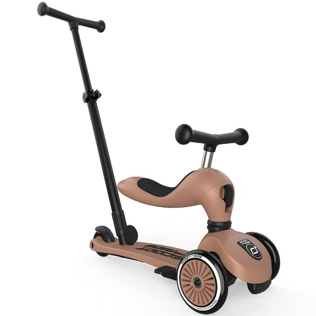 Een Scoot & Ride 2-in-1 loopfiets in mocha mousse kleur, schuin van voren gefotografeerd.