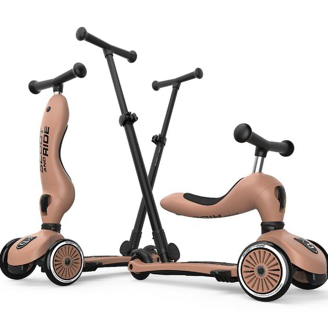 Twee Scoot & Ride 2-in-1 loopfietsen en steps in mocha mousse kleur, één in step- en één in loopfietsstand.