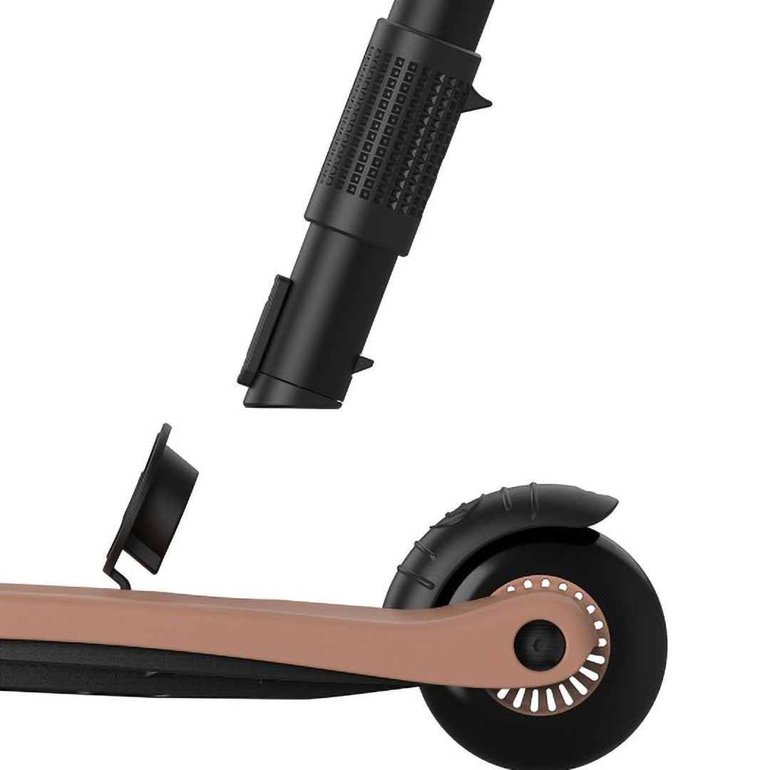 Detail van de achterkant van de Scoot & Ride 2-in-1 loopfiets en step, met het bevestigingspunt voor de duwstang.