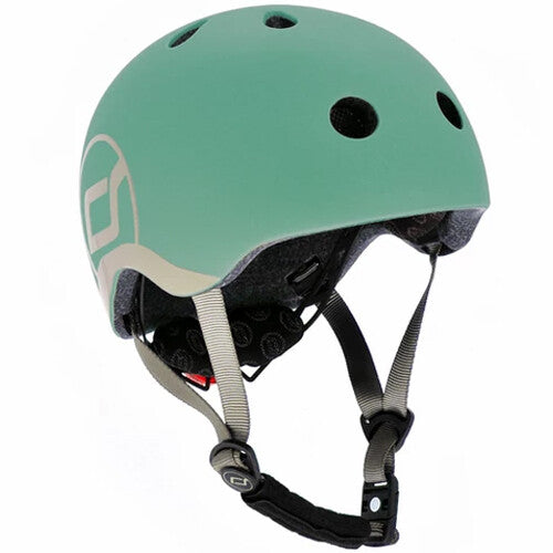 Scoot & Ride kinderhelm in de kleur groen, schuin van voren gefotografeerd.