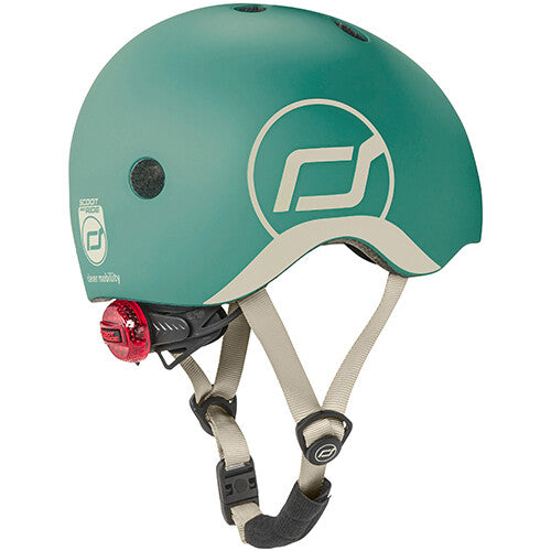 Scoot & Ride kinderhelm in de kleur groen met een rood achterlicht, schuin van voren gefotografeerd.