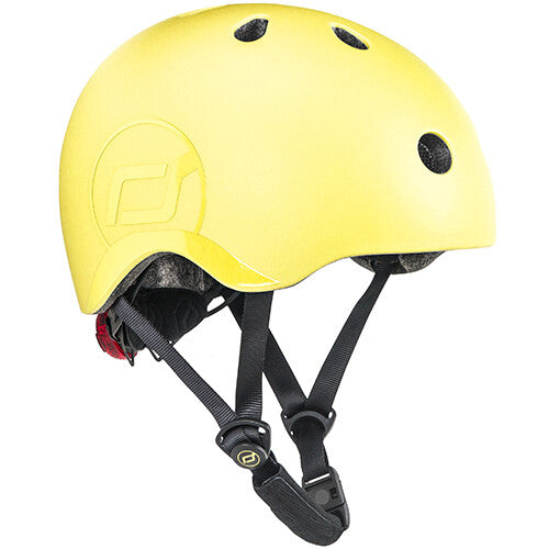 Scoot & Ride gele kinderhelm met riempjes en rood achterlicht.