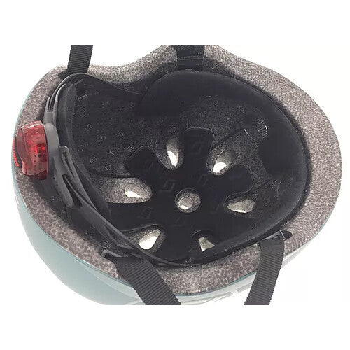Binnenkant van de kinderhelm met zwarte voering en ventilatiegaten.