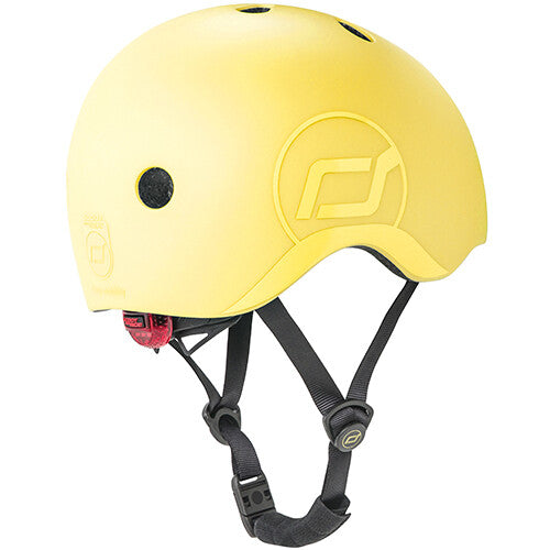 Scoot & Ride gele kinderhelm met riempjes en rood achterlicht.