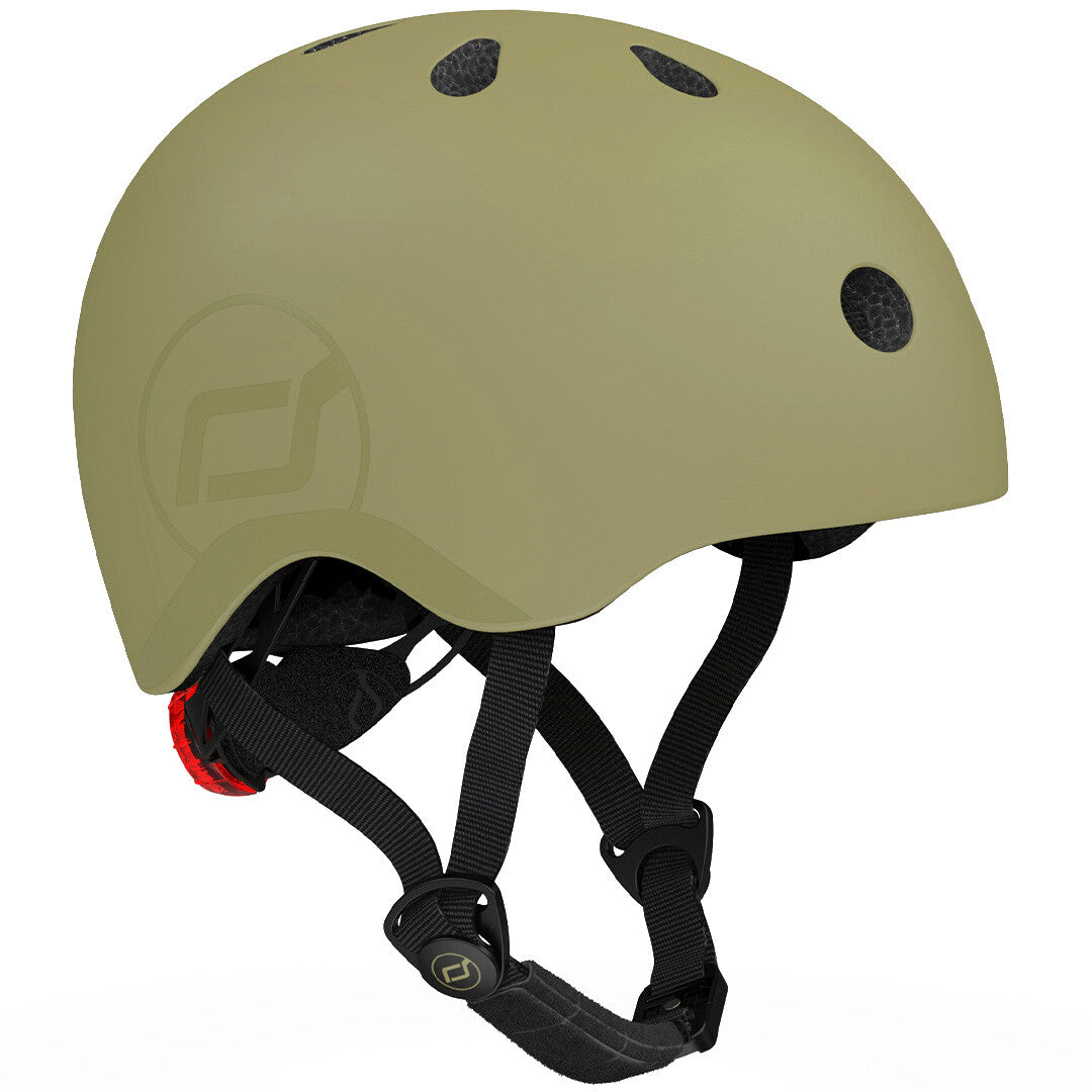 Scoot & Ride olijfgroene kinderhelm, schuin van voren gefotografeerd met een rood achterlicht.