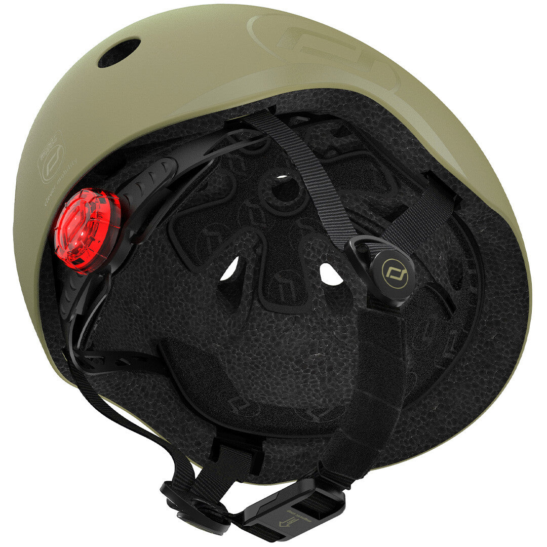 De binnenkant van de Scoot & Ride olijfgroene kinderhelm met zwarte voering en rood achterlicht.