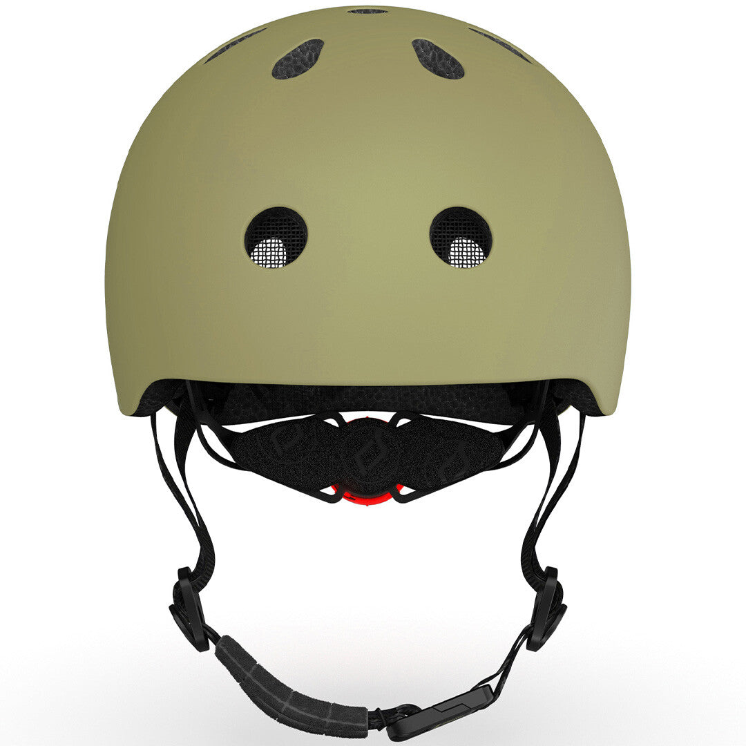 Scoot & Ride olijfgroene kinderhelm, recht van voren gefotografeerd met ventilatiegaten.