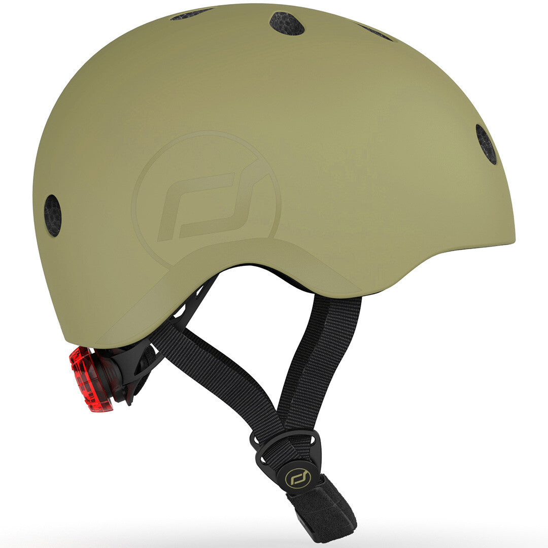Scoot & Ride olijfgroene kinderhelm, schuin van achteren gefotografeerd met een rood achterlicht.