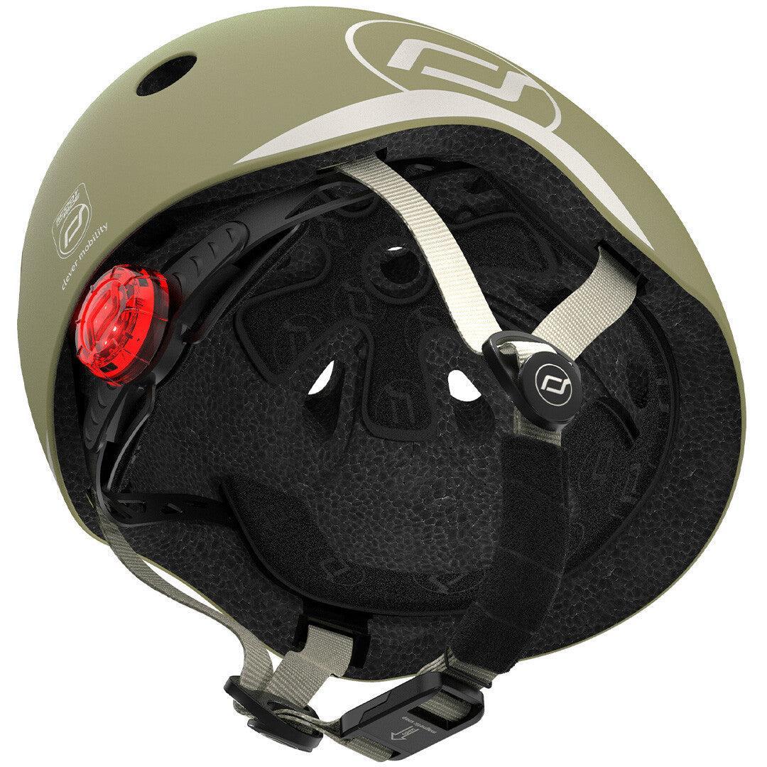 Detail van de binnenkant van de Scoot & Ride kinderhelm met rode lamp en verstelbare bandjes.