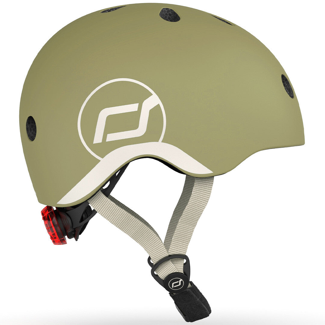 Scoot & Ride kinderhelm in olijfgroen, van de zijkant gefotografeerd.