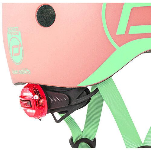 Detail van de roze kinderhelm met het rode achterlicht en het Scoot & Ride logo.