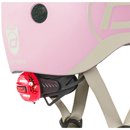 Detail van een roze Scoot & Ride kinderhelm met het logo en een rood geïntegreerd achterlicht.