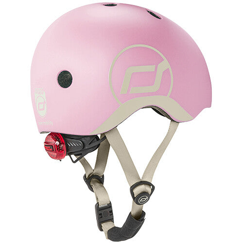 Roze Scoot & Ride kinderhelm met logo, beige kinband en rood achterlicht.