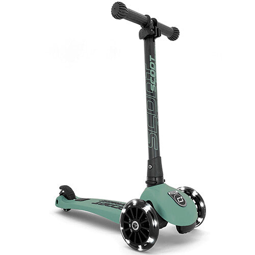 Scoot & Ride kinderstep Highwaykick 3 in forestgroen met oplichtende wielen, schuin van voren gefotografeerd.