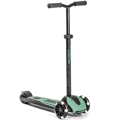 Groene Scoot & Ride kinderstep Highwaykick 5, schuin van voren gefotografeerd.