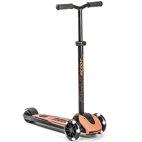 Scoot & Ride kinderstep Highwaykick 5 in peach kleur, staand en schuin van voren gefotografeerd.