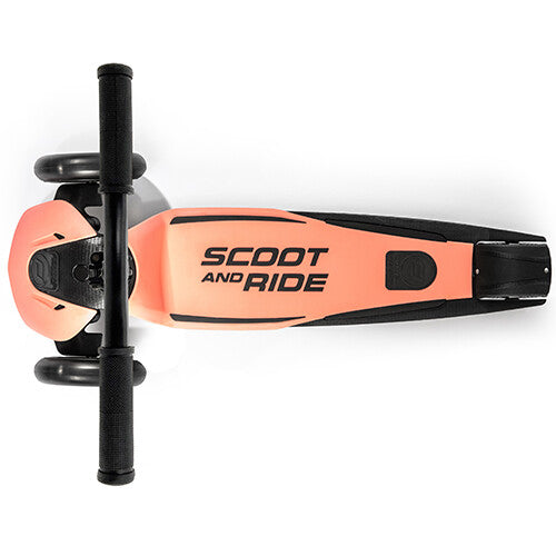Bovenaanzicht van een peachkleurige Scoot & Ride kinderstep Highwaykick 5.