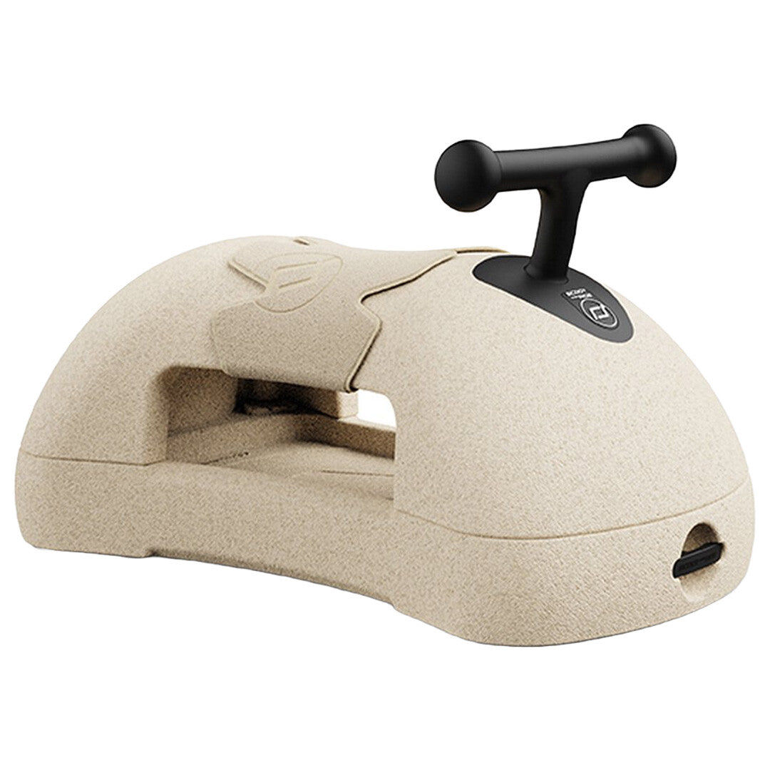 Scoot & Ride beige foam loopwagen voor baby's, schuin van voren gefotografeerd.