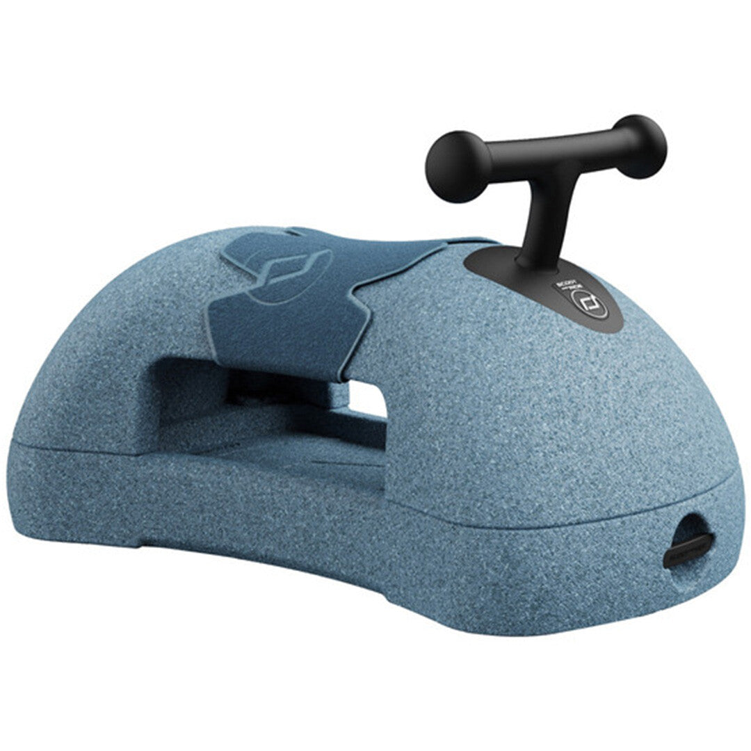 Scoot & Ride blauwe foam loopwagen met zwart stuur, schuin van voren gezien.