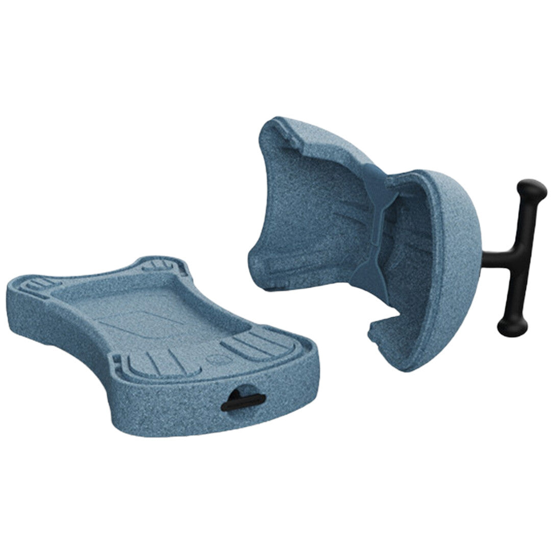 De blauwe Scoot & Ride foam loopwagen gedemonteerd in twee delen met het losse zwarte stuur.