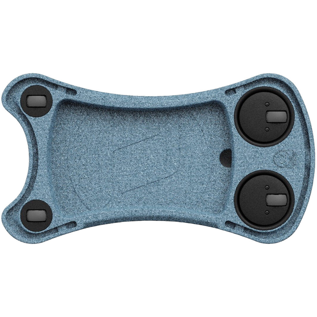 Onderkant van de blauwe Scoot & Ride foam loopwagen met zicht op de wielen.