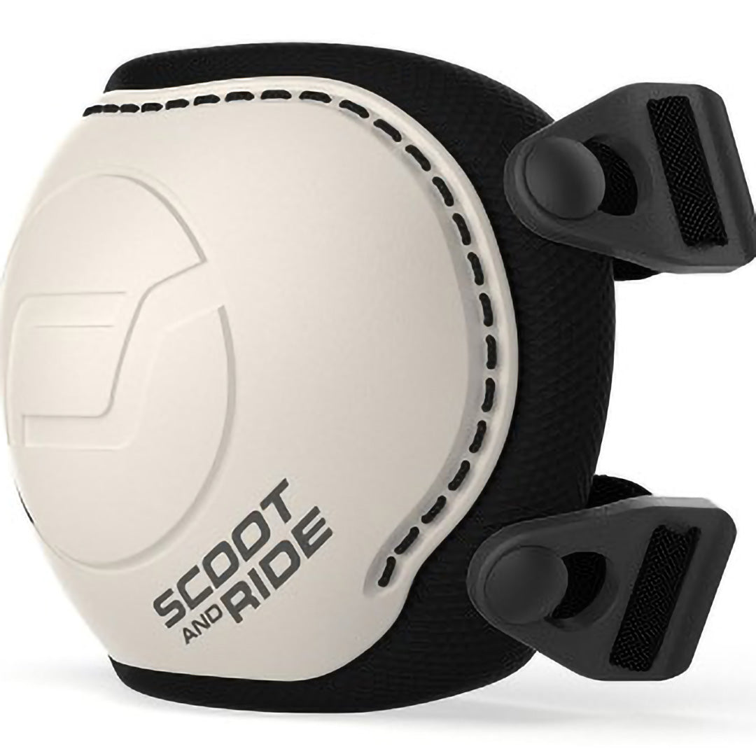 Eén beige Scoot & Ride valbeschermingspad voor kinderen, schuin van bovenaf gefotografeerd.