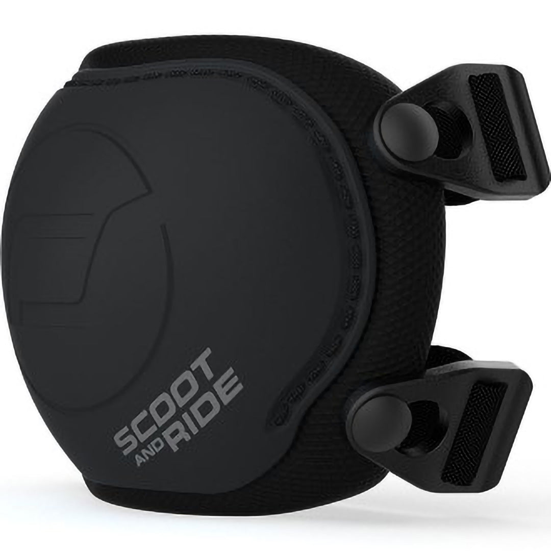 Eén zwarte Scoot & Ride valbeschermingspad voor kinderen, schuin van bovenaf gefotografeerd.