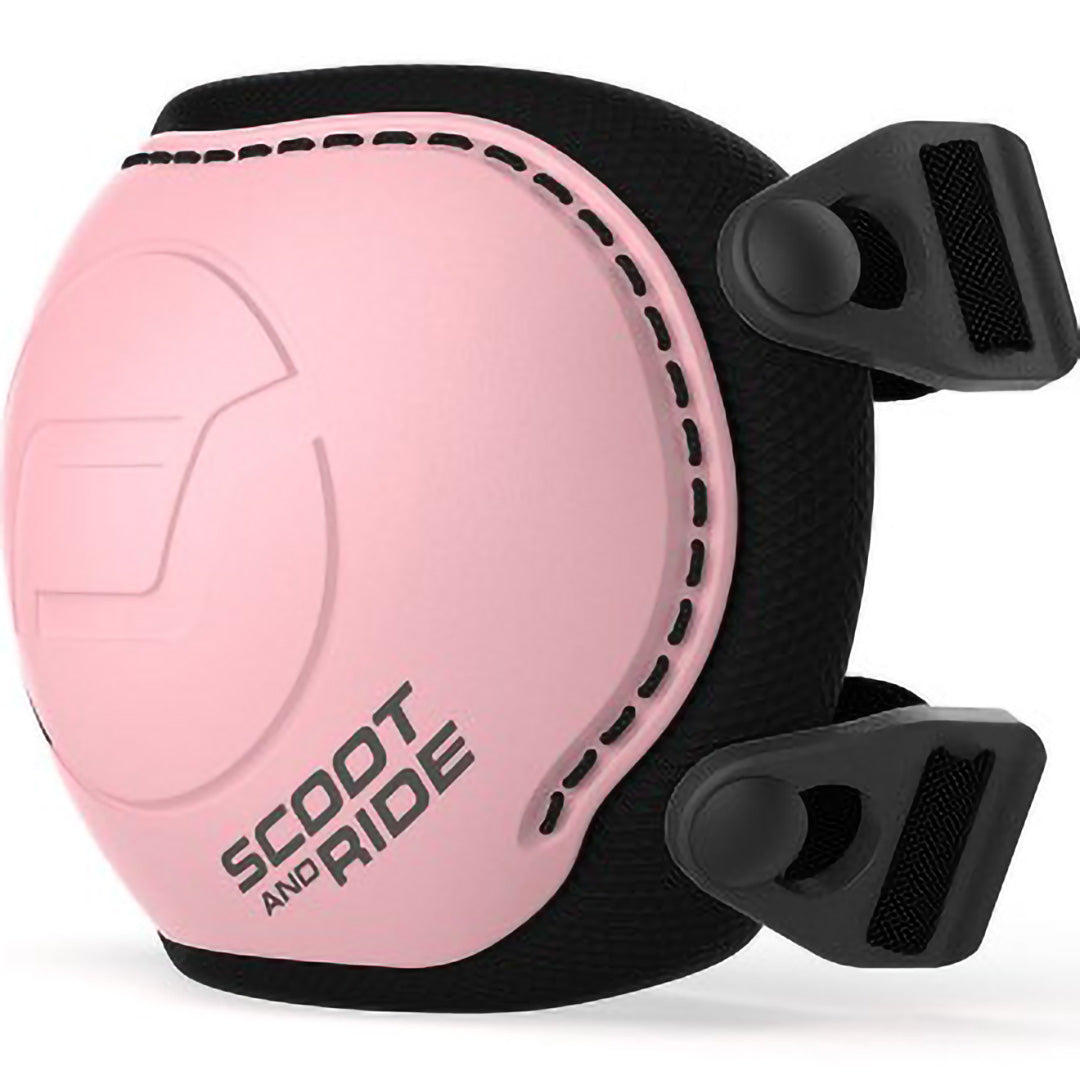 Een roze Scoot & Ride beschermpad voor kinderen, met verstelbare banden en het merklogo.