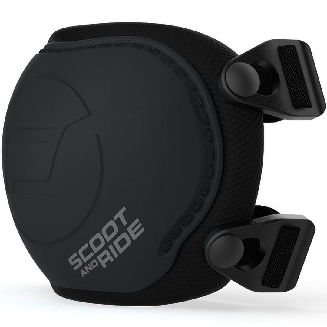 Een zwarte Scoot & Ride beschermpad voor kinderen, met verstelbare banden en het merklogo.