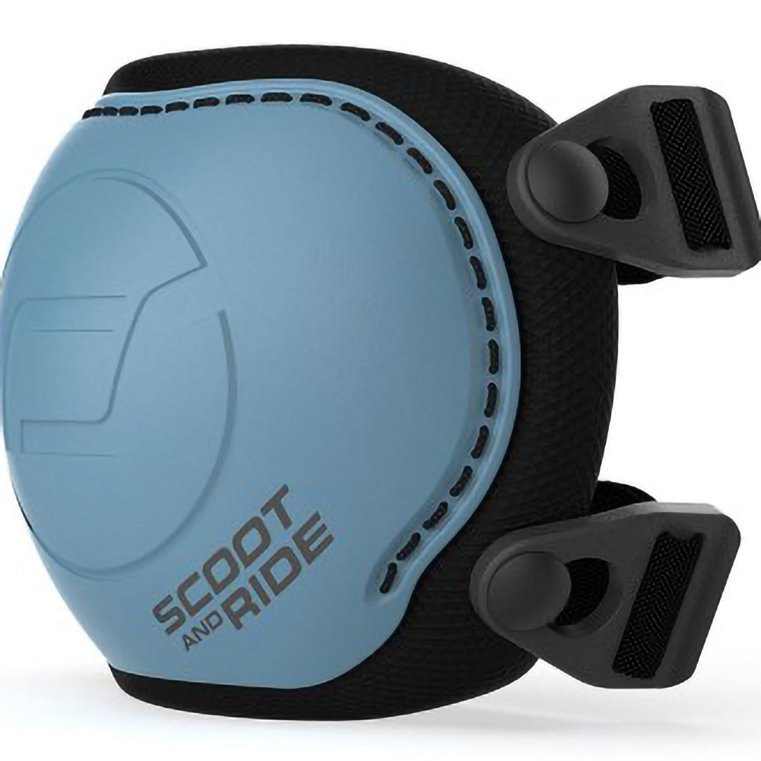 Een enkele blauwe Scoot & Ride valbeschermer voor kinderen, schuin gefotografeerd.