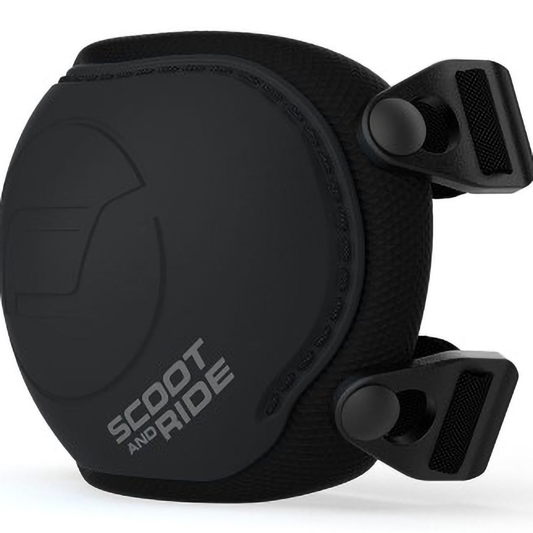 Een schuine weergave van een zwarte Scoot & Ride valbeschermer met zwart klittenband.