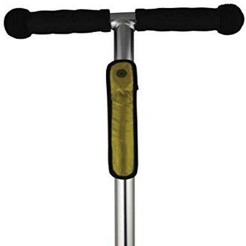 Gele scoot 'n pull stepstraler bevestigd aan de stang van een scooter.