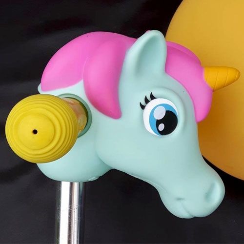 scootaheadz kinderstep accessoire met mintkleurig eenhoornhoofd, roze manen, gele hoorn en gele handgreep.